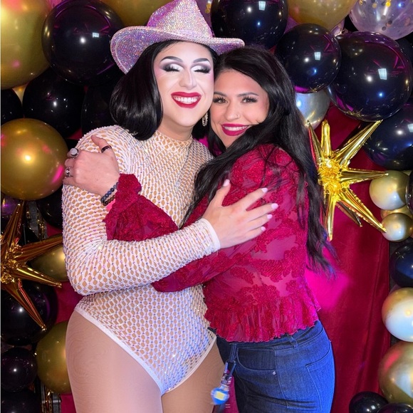 Meet your Posher, Jenn - Picture 2 of 4